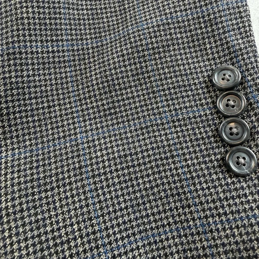 Jos A Bank Traveler's Collection 43L Sport Coat Gray Blue Windowpane Wool Blazer